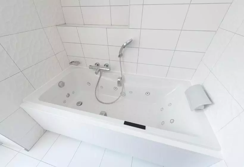 バスタブ付きスーペリアールーム, Logis Grand Hôtel Des Bains
