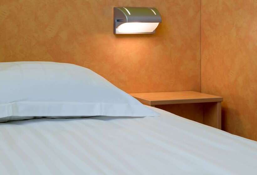Номер Стандарт Трехместный, The Originals Access, Hôtel Saintflour