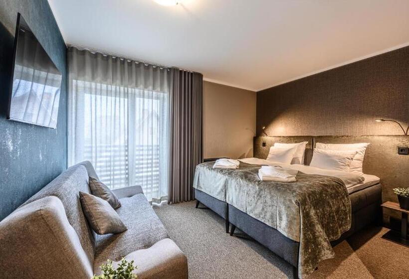 اتاق خانوادگی, Ugandi