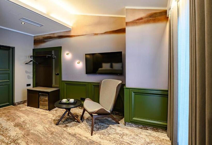 اتاق سوپریور, Ugandi