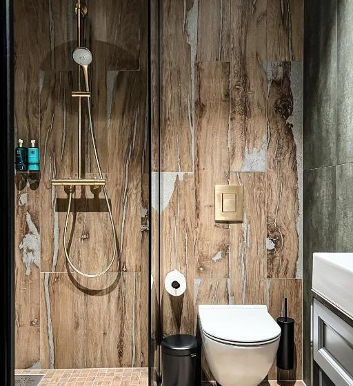 اتاق پرمیوم, Ugandi