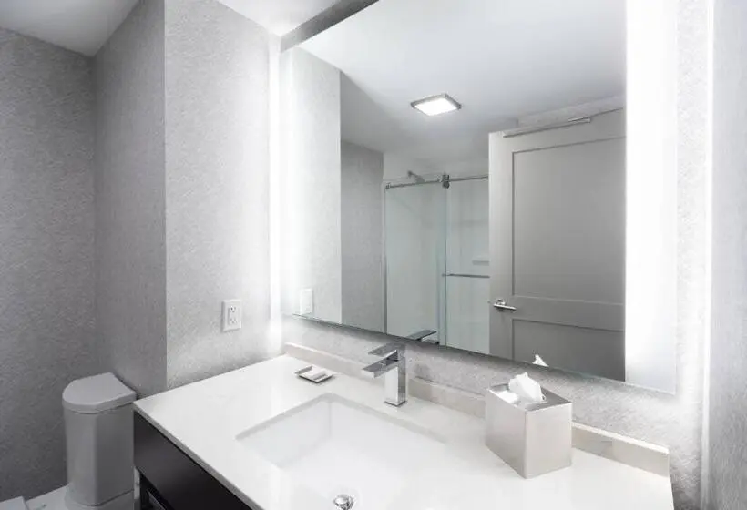 キングサイズベッドのスタンダードルーム, Fairfield Inn & Suites By Marriott Boston Logan Airport/chelsea