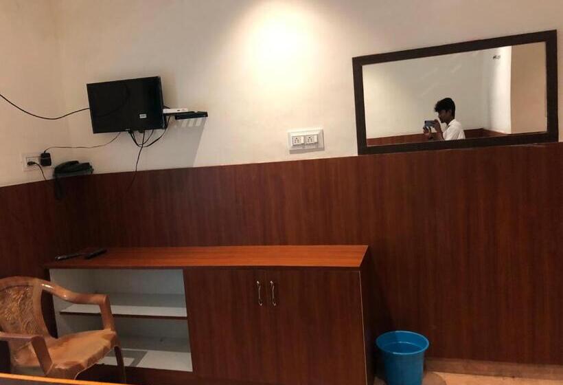 اتاق اکونومی, Thilak