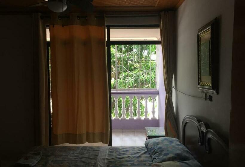 Номер Стандарт с Балконом, Casa Feliz Hostal