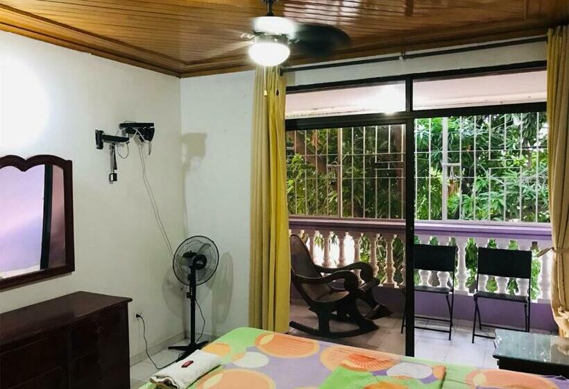 Номер Стандарт с Балконом, Casa Feliz Hostal