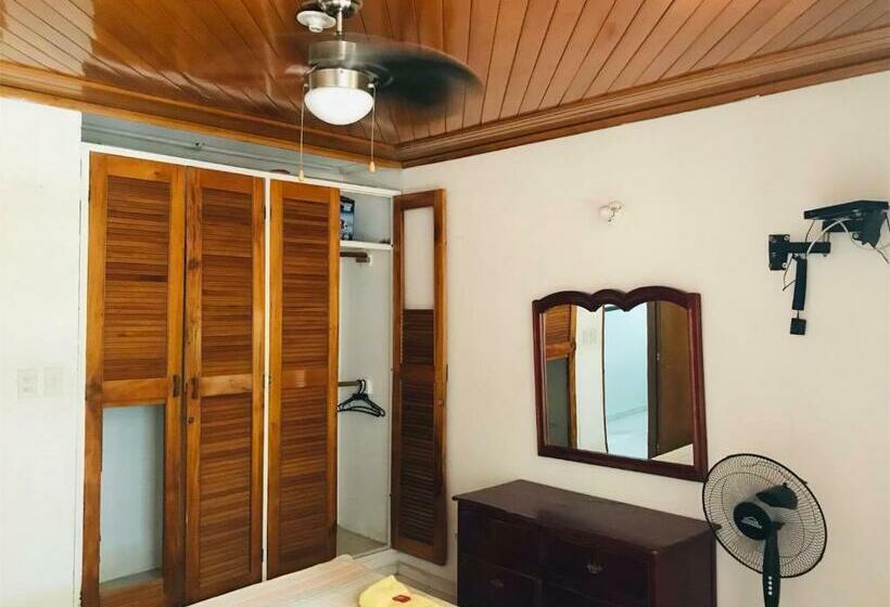 Номер Стандарт с Балконом, Casa Feliz Hostal