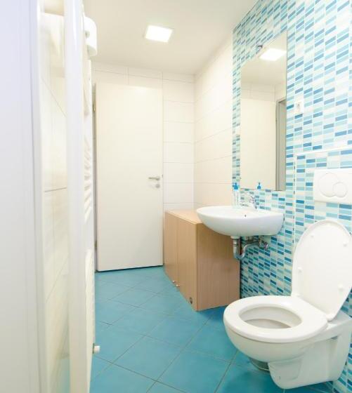 اتاق استاندارد سه تخته با سرویس بهداشتی مشترک, Simbol Rooms With Free Private Parking