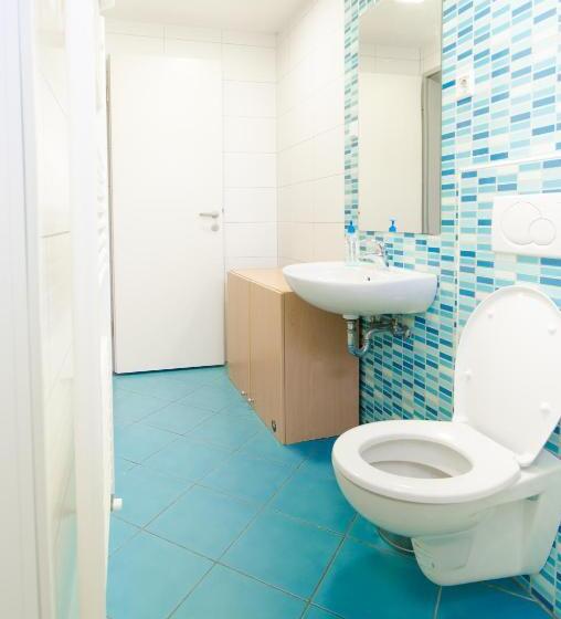 اتاق استاندارد سه تخته با سرویس بهداشتی مشترک, Simbol Rooms With Free Private Parking