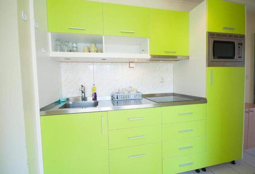 اتاق استاندارد چهارنفره با سرویس بهداشتی مشترک, Simbol Rooms With Free Private Parking