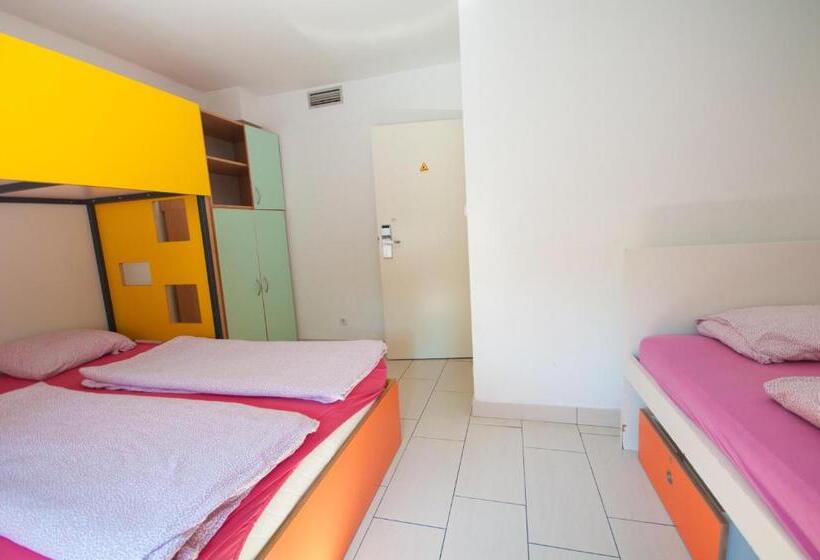 اتاق استاندارد چهارنفره با سرویس بهداشتی مشترک, Simbol Rooms With Free Private Parking