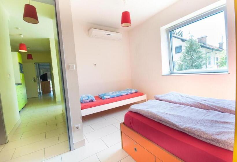 اتاق استاندارد چهارنفره با سرویس بهداشتی مشترک, Simbol Rooms With Free Private Parking