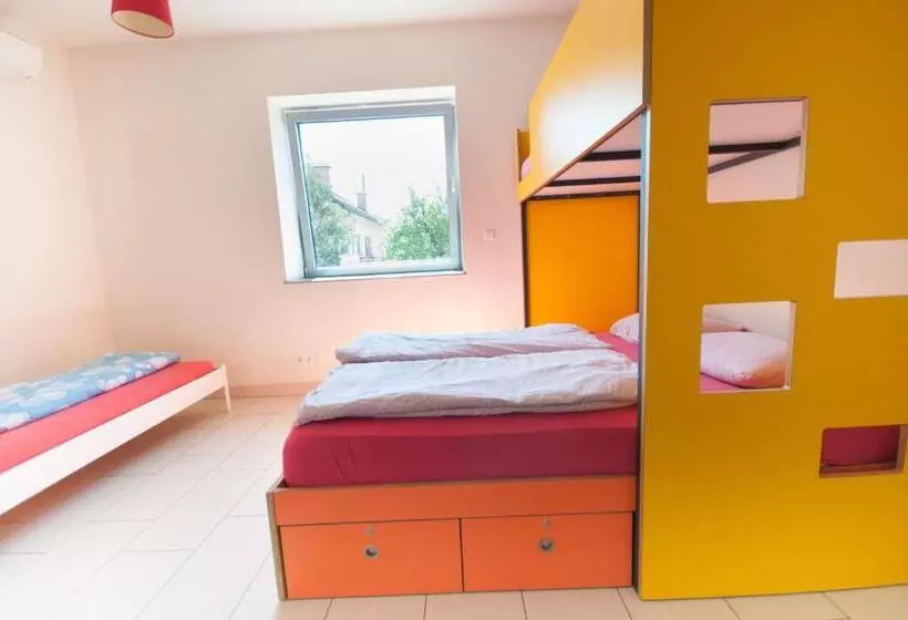 اتاق استاندارد چهارنفره با سرویس بهداشتی مشترک, Simbol Rooms With Free Private Parking