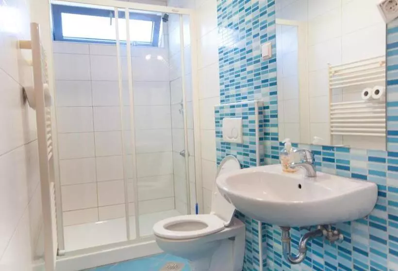 تختخواب در اتاق مشترک, Simbol Rooms With Free Private Parking