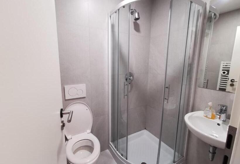 تختخواب در اتاق مشترک, Simbol Rooms With Free Private Parking