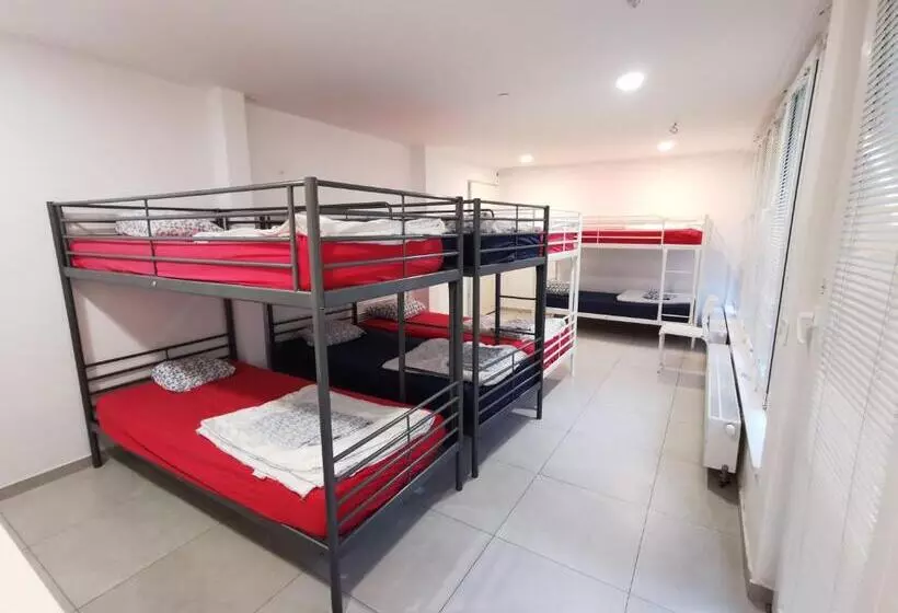 تختخواب در اتاق مشترک, Simbol Rooms With Free Private Parking