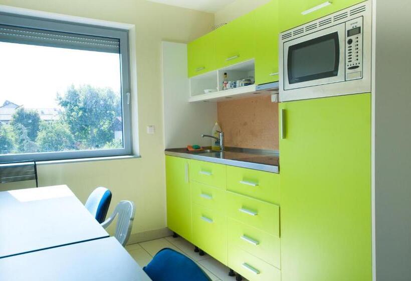 اتاق استاندارد سه تخته با سرویس بهداشتی مشترک, Simbol Rooms With Free Private Parking