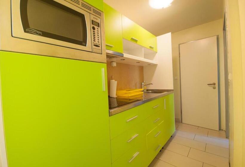 اتاق استاندارد سه تخته با سرویس بهداشتی مشترک, Simbol Rooms With Free Private Parking