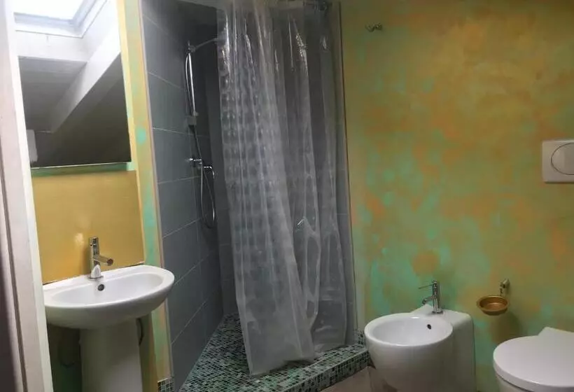 اتاق اکونومی یک تخته, Casa Munay
