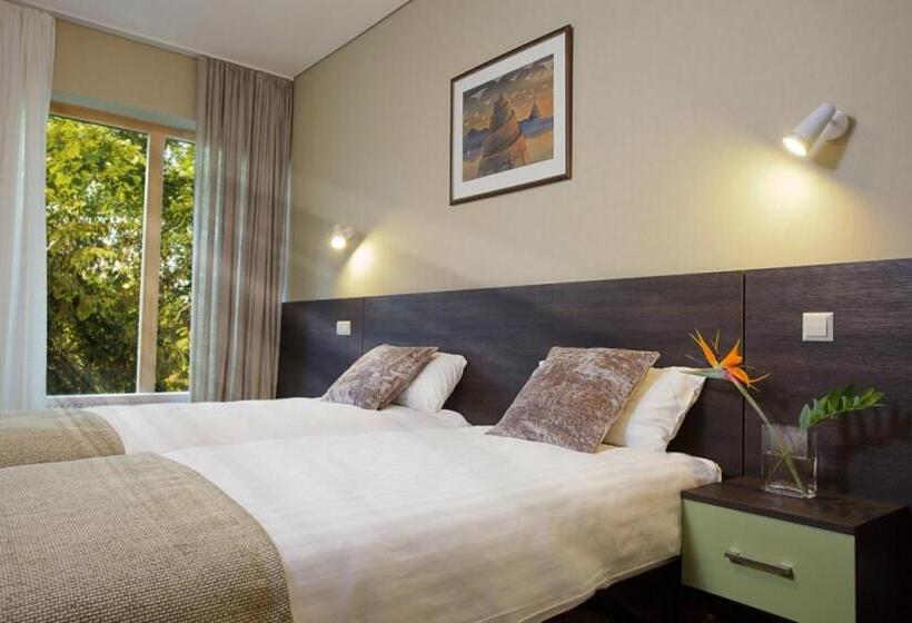 اتاق استاندارد چهارنفره با بالکن, Babilonas