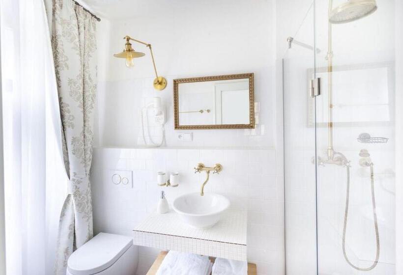 Sviitti Näkymä, At The Golden Scissors