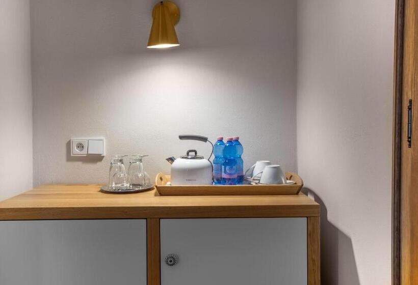 Sviitti Näkymä, At The Golden Scissors