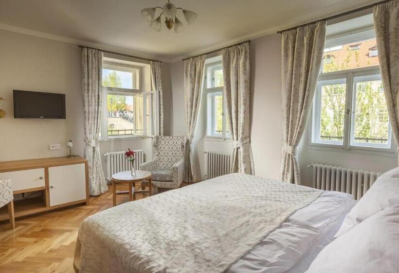 Sviitti Näkymä, At The Golden Scissors