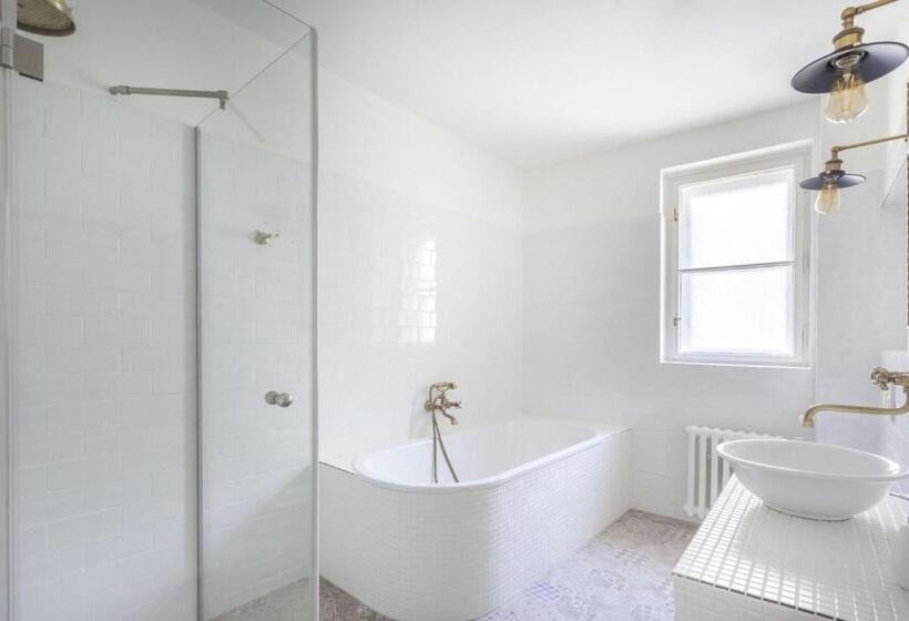 Superior-huone, At The Golden Scissors