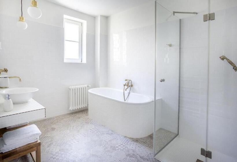 Superior-huone, At The Golden Scissors