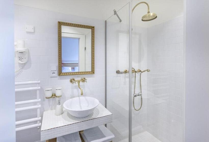 Superior-huone, At The Golden Scissors