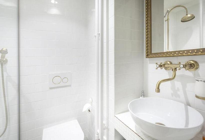 Standard-huone, At The Golden Scissors