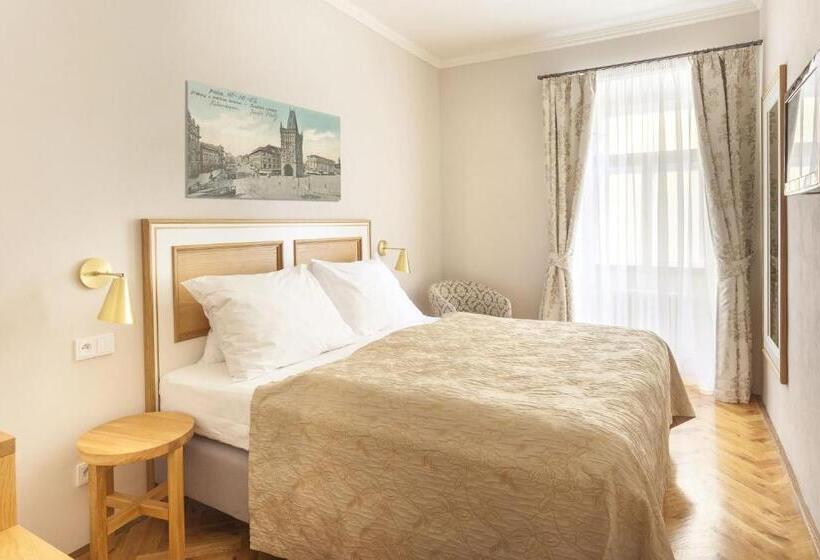 Quarto Estandar, At The Golden Scissors