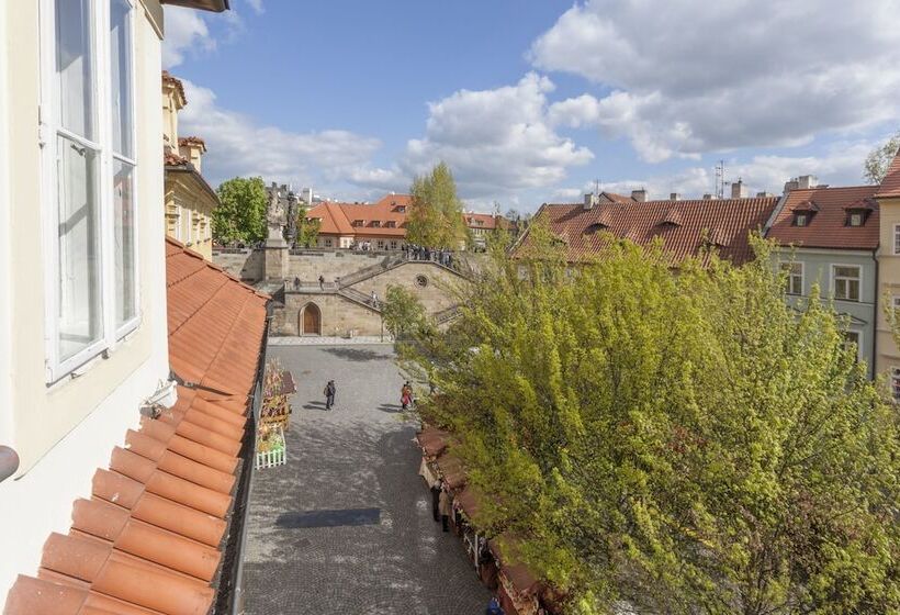 Sviitti Näkymä, At The Golden Scissors