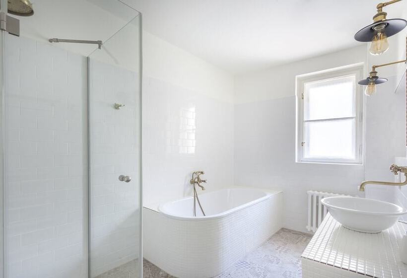 Sviitti Näkymä, At The Golden Scissors