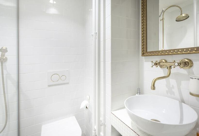 Quarto Estandar, At The Golden Scissors