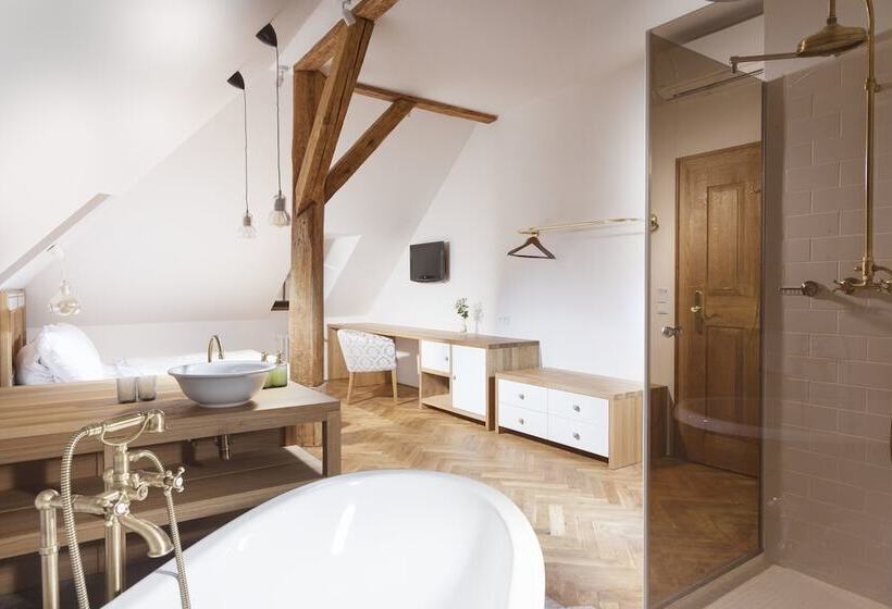 Quarto Deluxe, At The Golden Scissors