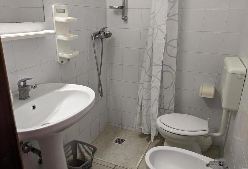 غرفة قياسية ثلاثية, Albergo Casa Del Turista