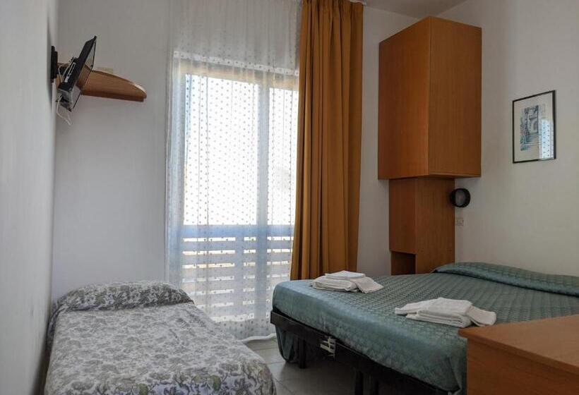 غرفة قياسية ثلاثية, Albergo Casa Del Turista