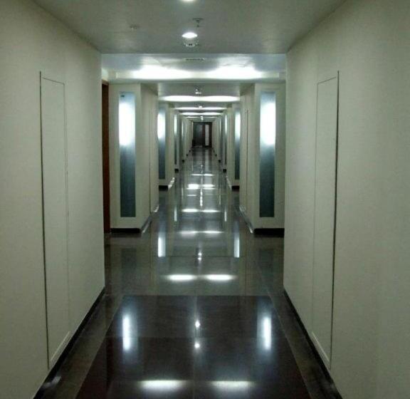 غرفة ديلوكس, The Townhall