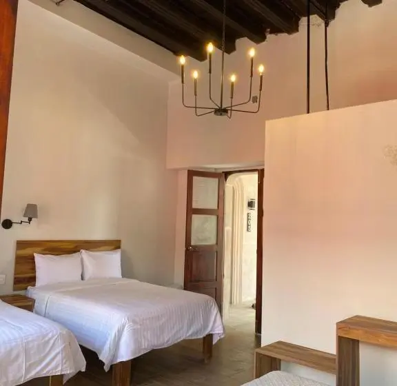 اتاق استاندارد چهارنفره با بالکن, Palacio De Las Rosas