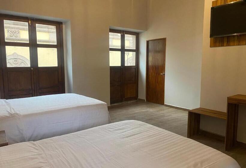 חדר לארבעה סטנדרטי עם מרפסת, Palacio De Las Rosas