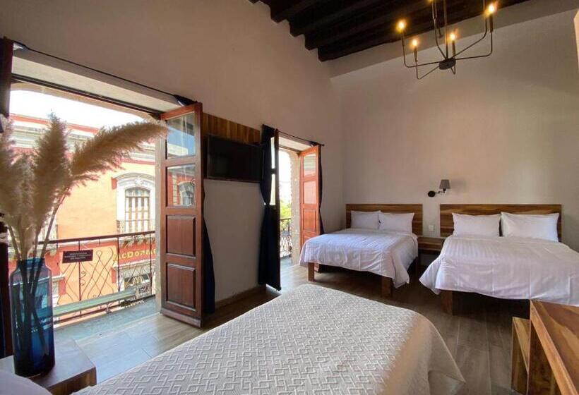 חדר משפחתי, Palacio De Las Rosas