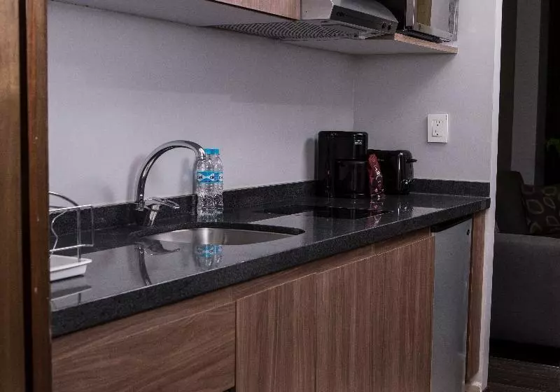 سوئیت با تخت بزرگ, Blvd Hotel And Studios Universal Hollywood, Ascend Hotel Collection