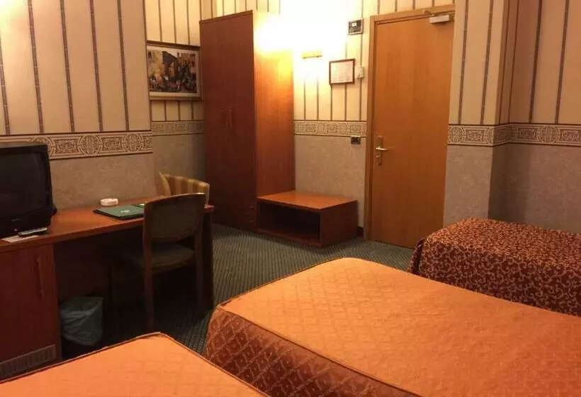 اتاق استاندارد سه نفره, Ele Green Park Hotel Pamphili