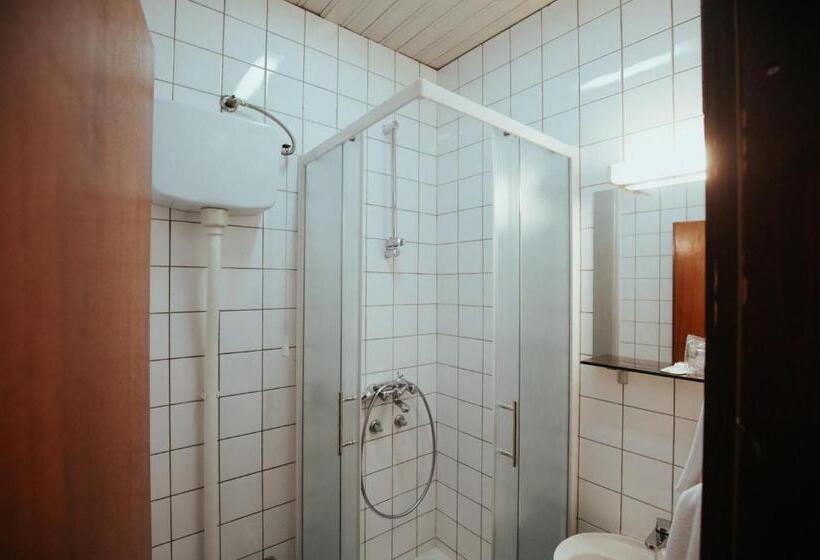 غرفة قياسية فردية, Central