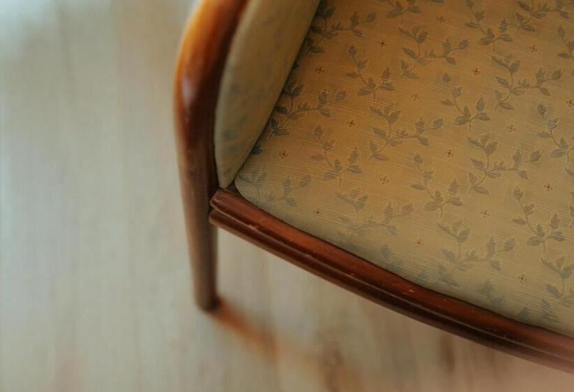 غرفة قياسية مزوَّدة بشُرفة, Central