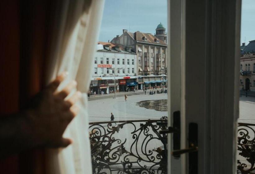 غرفة قياسية مزوَّدة بشُرفة, Central