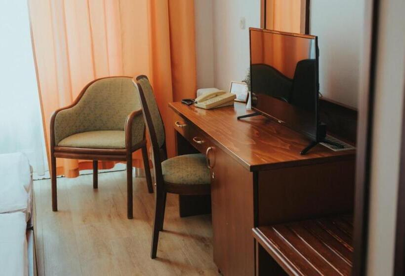 غرفة قياسية مزوَّدة بشُرفة, Central