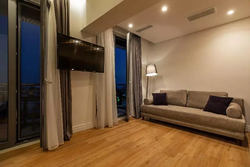 ジュニアスイート, Glyfada Riviera