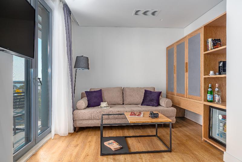 Полулюкс, Glyfada Riviera