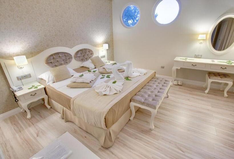 Люкс Вид на Сад, The Pinehill Hotel & Suites